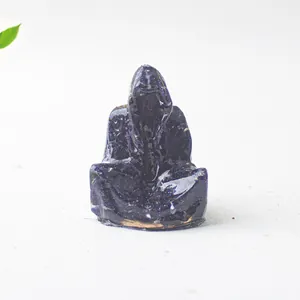 Vista detallada de figura de mago de cristal con textura azul oscuro de cielo estrellado