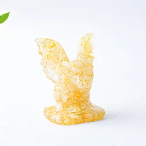 Détail macro de statue monstre en résine avec pierres de cristal jaune et résine claire