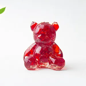 Dettaglio di una statuetta di orso in resina di cristallo rosso traslucido lucido