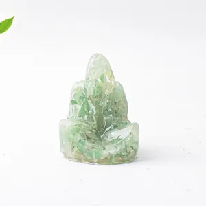 Vista macro de una pequeña figura zen decorativa con piedras de cristal verde naturales
