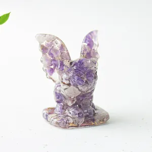 Détail d'une figurine de dragon en résine de cristal d'améthyste violette pour décoration