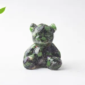 Dettaglio di un orso in cristalli naturali di rubino in zoisite con accento di foglia verde