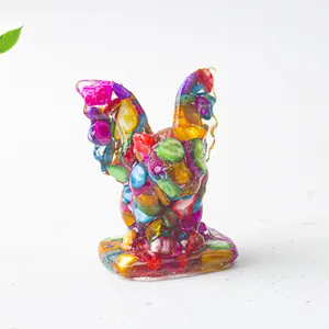 Détail de la figurine monstre en résine avec pierres de cristal naturel colorées