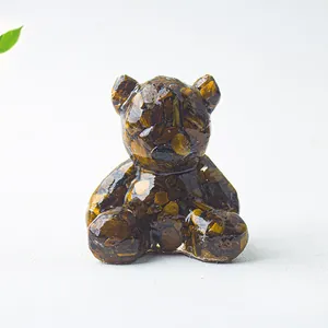 Dettaglio dell'orso in resina con pietre di cristallo occhio di tigre naturali