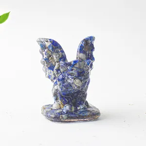 Détail d'une statue de gargouille en résine avec pierres naturelles de lapis-lazuli