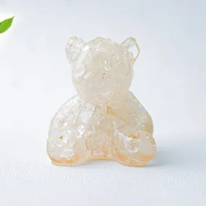 Dettaglio macro di un piccolo orso in resina color champagne con pietre di cristallo