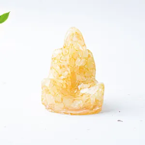 Detalle de la estatua de Ganesha en resina de cristal amarillo con textura traslúcida