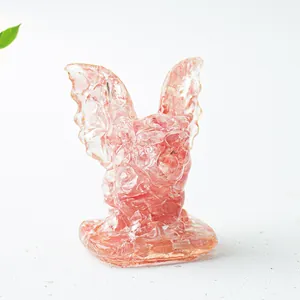 Détail d'une figurine de gargouille en cristal rose montrant la résine translucide