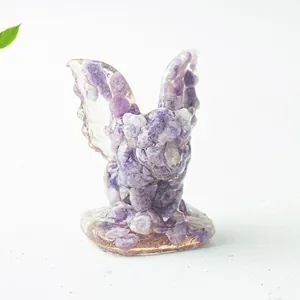 Détail d'une statuette de monstre gargouille en résine et pierres d'améthyste violettes