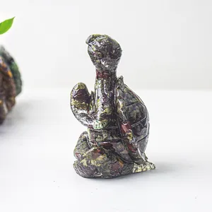 Statue de tortue de yoga en résine de cristal aux textures vertes et violettes
