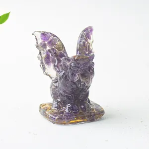 Détail d'une figurine monstre avec des pierres de cristal d'améthyste violette naturelle