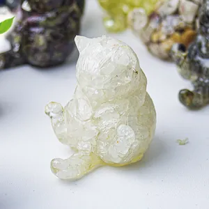 Dettaglio macro di una statuetta di gatto seduto in resina e pietre di cristallo