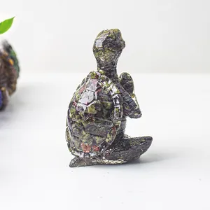 Vue détaillée latérale de tortue de yoga avec textures d'incrustation de pierres colorées
