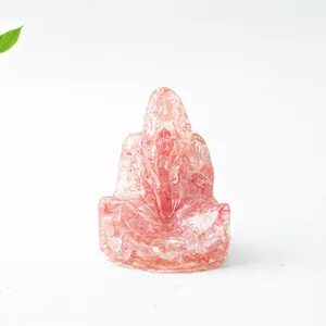 Detalle de una estatua de Buda de resina de cristal rosa con textura de piedra natural
