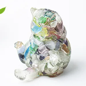 Dettaglio statuina gatto in resina con pietre di cristallo naturale colorate da scrivania