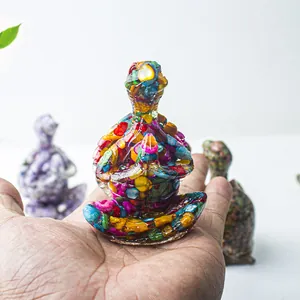 Détail d'une figurine de tortue de yoga remplie de pierres de cristal naturel