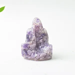Primer plano detallado de una estatua de resina de amatista sobre un fondo gris neutro