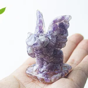 Figurine en résine de cristal violette tenue en main pour décoration de bureau
