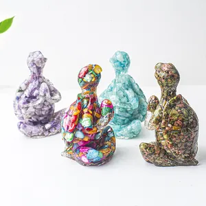 Détail de quatre figurines de tortues de yoga en résine et éclats de pierre naturelle