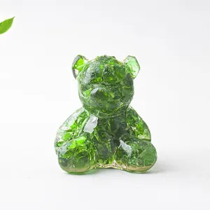 Macro di ghiaia di cristallo naturale verde all'interno di un orso in resina decorativo