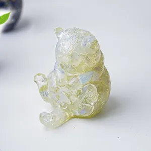 Dettaglio macro di statuetta a forma di gatto in resina opale con texture cangiante
