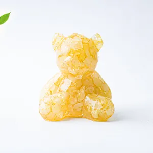 Dettaglio di orsetto in resina e cristallo giallo con texture granulare traslucida