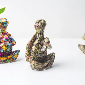 Détails d'une figurine de tortue de yoga en résine et pierre de cristal naturel