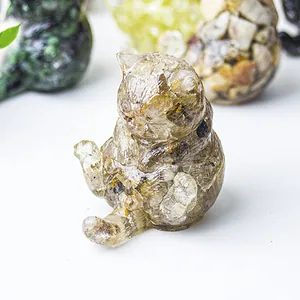 Primo piano di una statuina di gatto in resina con pietre di cristallo naturali per decori