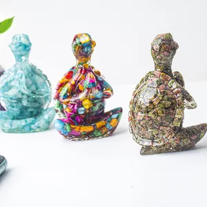 Trois figurines de tortue de yoga en résine avec divers remplissages de pierres colorées
