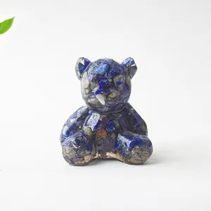 Dettaglio di statuetta a forma di orso in lapislazzuli con texture in cristallo naturale