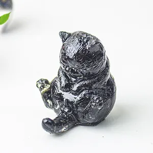 Dettaglio macro di statuetta a forma di gatto in cristallo nero con trama granulare