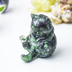Dettaglio di una statuina di gatto in cristallo rubino zoisite naturale con venature