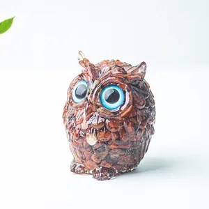 Vue détaillée d'une figurine de hibou en résine avec pierres rouges et yeux bleus