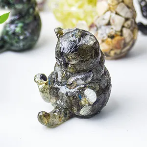 Dettaglio di figurina di gatto in resina con pietre di labradorite naturale lucida