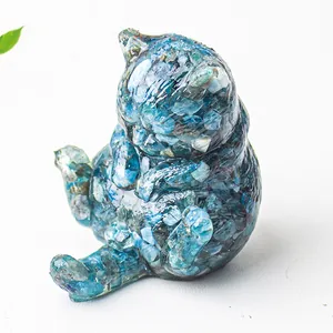 Dettaglio di un gatto decorativo in cristalli naturali blu e resina trasparente lucida