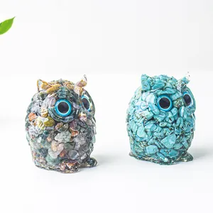 Vue détaillée de figurines hibou en cristal fait main avec pierres et texture résine