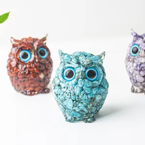Détail de figurines de hibou en résine faites à la main avec cristaux naturels colorés