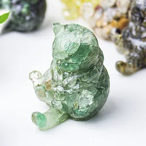 Macro di una statuina a forma di gatto in ghiaia di cristallo verde e resina