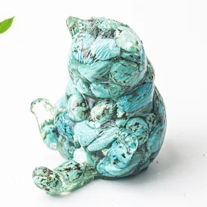 Dettaglio macro di statuetta a gatto con trama in resina turchese e contorni levigati