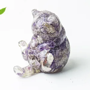 Dettaglio di statuetta di gatto in resina con frammenti di ametista naturale
