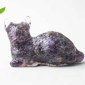 Vista detallada de una figura de gato de resina púrpura con textura de pelo y borde dorado