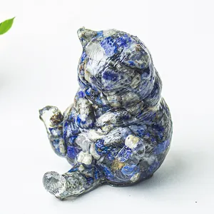 Dettaglio di statuetta di gatto in scaglie di cristallo di lapislazzuli e resina