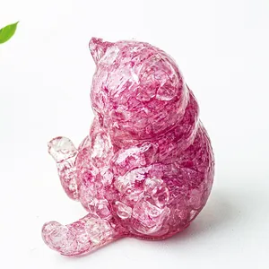 Dettaglio macro della statuetta di gatto in resina con cristalli naturali rosa