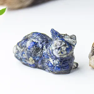 Detalle macro de figura de gato hecha de resina de cristal lapislázuli azul decorativa