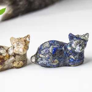 Detalle macro de una figurita de gato de lapislázuli azul tallada para decoración