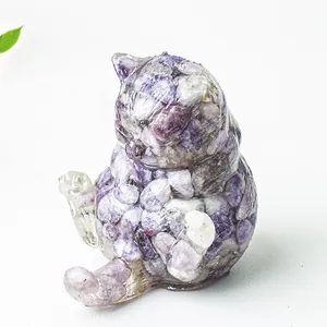 Dettaglio macro di scultura a gatto in pietra di cristallo viola e resina