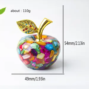 Vue détaillée de la pomme en cristal et résine avec feuille dorée et strass multicolores