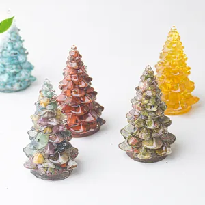 Vue détaillée de sapins de Noël en résine remplis de cristaux naturels multicolores