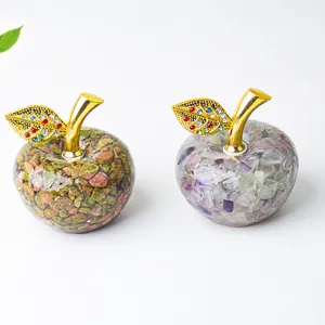 Statue de pomme en résine avec cristaux naturels et feuille dorée ornée de strass