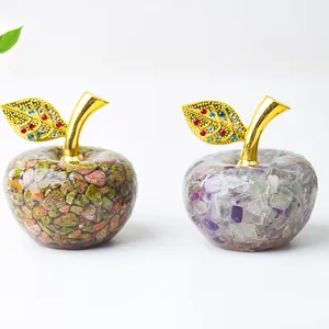 Détail de statues de pomme en résine avec cristaux naturels et feuilles dorées